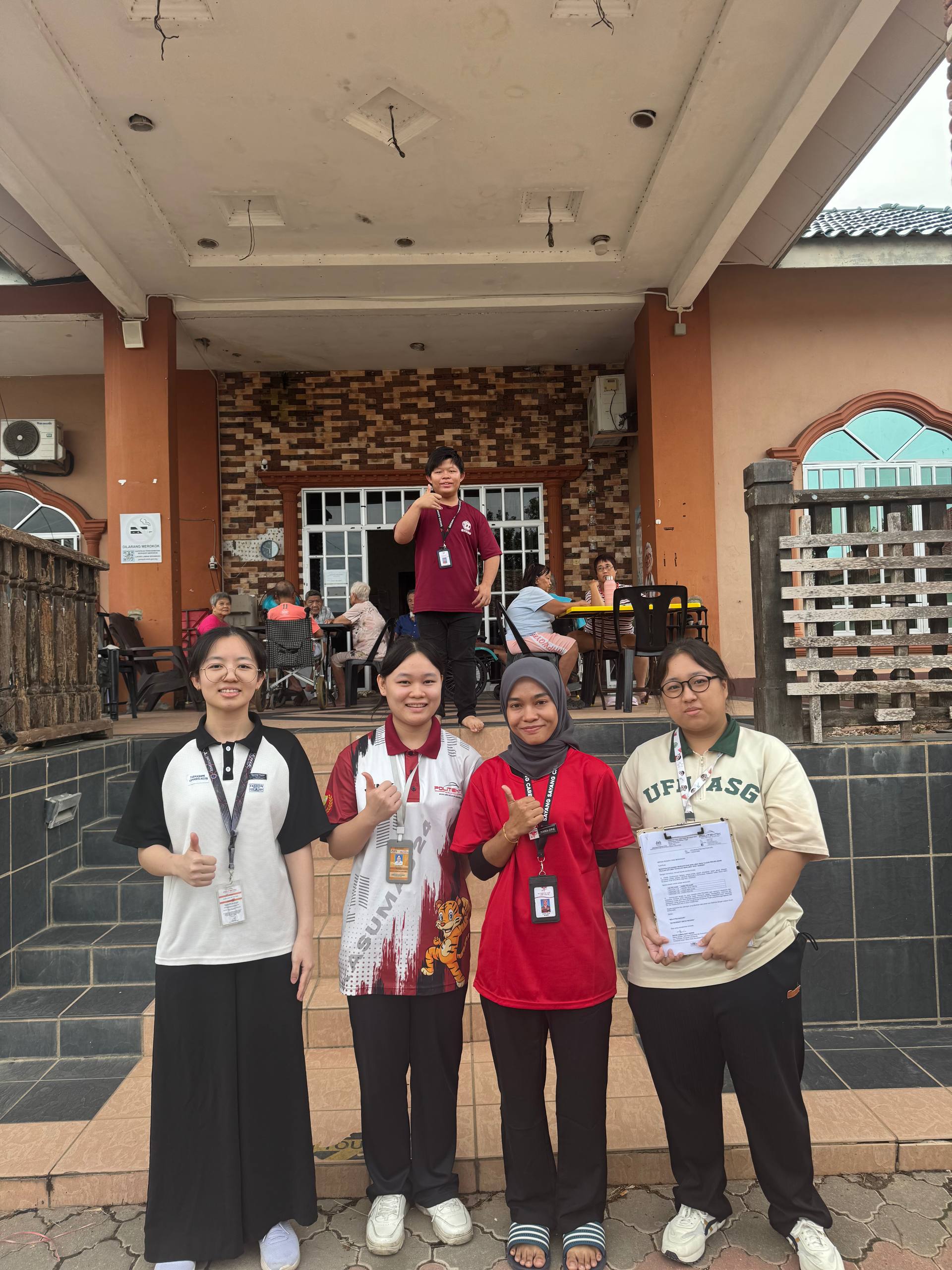 Group photo with caregivers